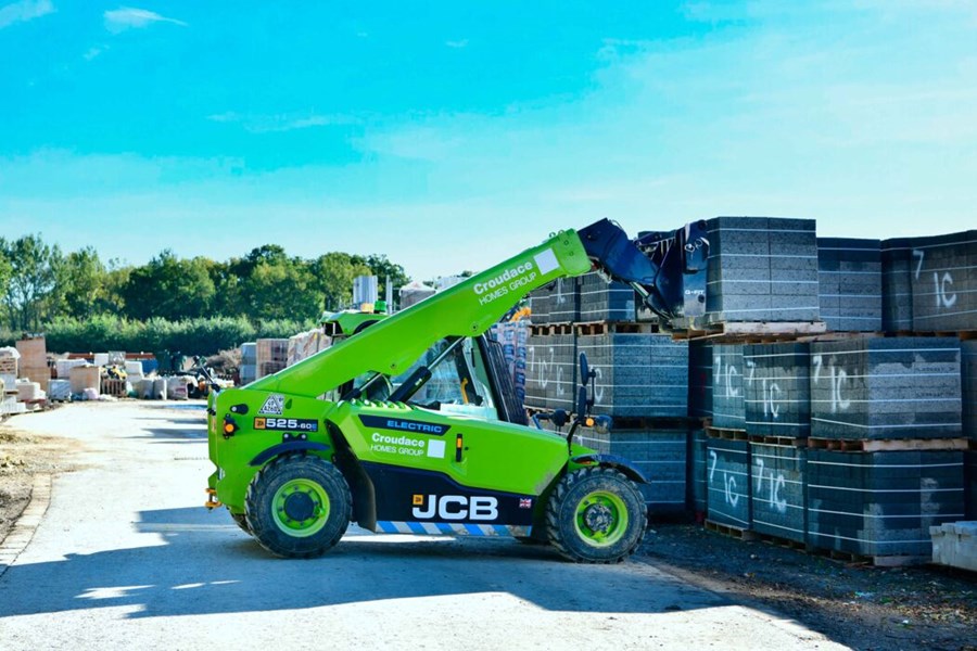 行勝于言！JCB 純電動(dòng)伸縮臂叉裝車525-60E熱銷